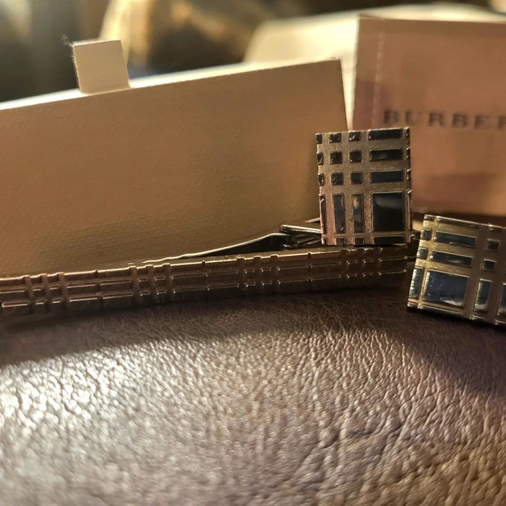 Burberry Stainless Steel Men's Cufflinks And Tie Bar Set W/ Fragrance Sample - Picture 1 of 9